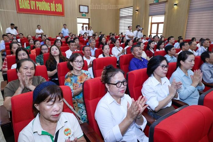 Đông đảo cử tri tham dự cuộc tiếp xúc - Ảnh: chinhphu.vn