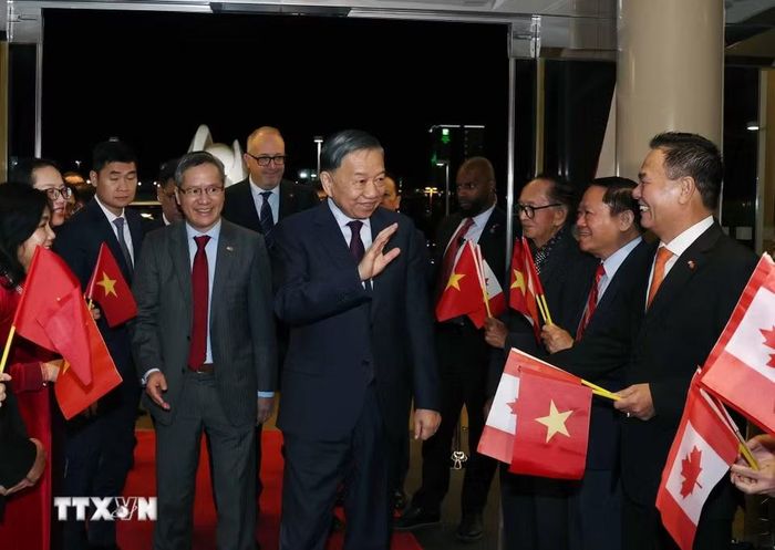 Cán bộ, nhân viên Đại sứ quán và đại diện cộng đồng người Việt Nam tại Canada đón Tổng Bí thư, Chủ tịch nước Tô Lâm - Ảnh: TTXVN