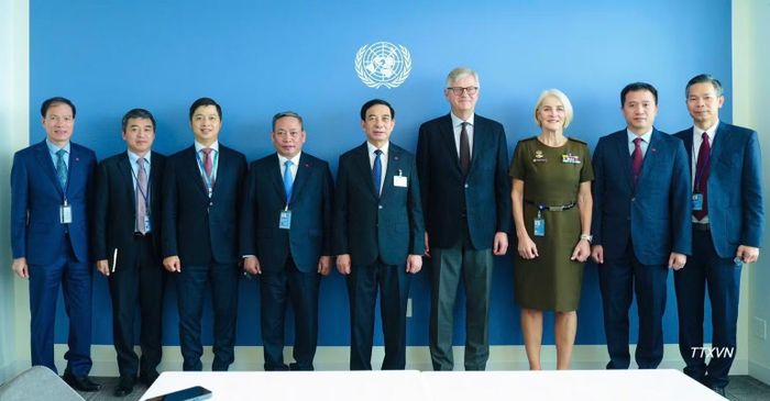 Phó Thủ tướng, Bộ trưởng Quốc phòng Phan Văn Giang cùng thành viên đoàn Việt Nam chụp ảnh chung với ông Jean-Piere Lacroix, Phó Tổng Thư ký Liên hợp quốc phụ trách hoạt động gìn giữ hòa bình. (Ảnh: Đoàn Hùng/TTXVN)