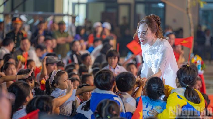 Tham gia sự kiện, nữ ca sĩ Hồ Quỳnh Hương không chỉ mang tới những tiết mục âm nhạc ấm áp mà còn trực tiếp giao lưu cùng người dân và các bạn nhỏ. Cô chia sẻ và mong ước tất cả những ước mơ của các bạn - dù nhỏ bé hay lớn lao - sẽ sớm trở thành hiện thực.