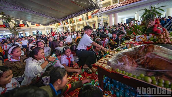 Hoạt động phá cỗ Trung thu cũng diễn ra tưng bừng.