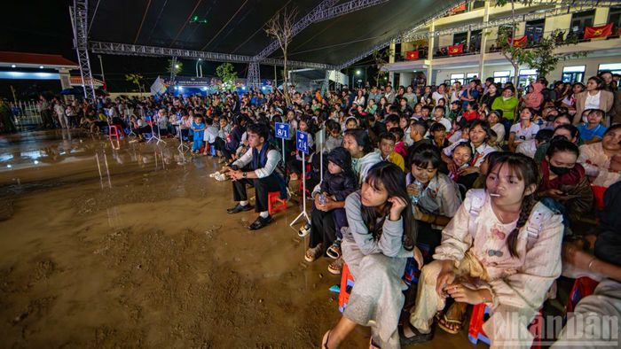 Người dân xúc động khi điều ước nhỏ bé của hàng trăm con, em mình được lực lượng vũ trang và các nhà hảo tâm trực tiếp hiện thực hóa ngay trong đêm hội.