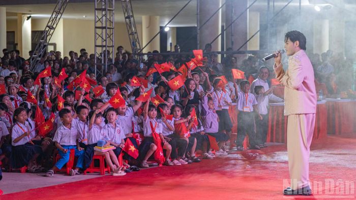 Mở đầu chương trình là các tiết mục văn nghệ với những giai điệu tuổi thơ gắn với dịp Trung thu và khơi gợi tình yêu quê hương, đất nước.