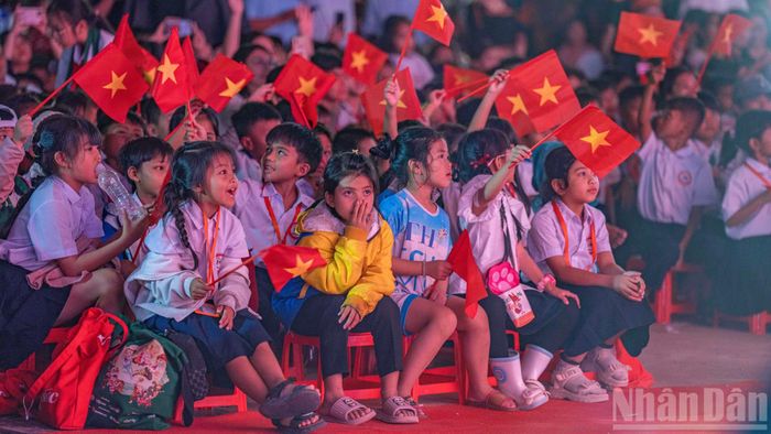 Trẻ em các xã vùng cao thành phố Đà Nẵng tận hưởng không khí lễ hội tại chương trình.