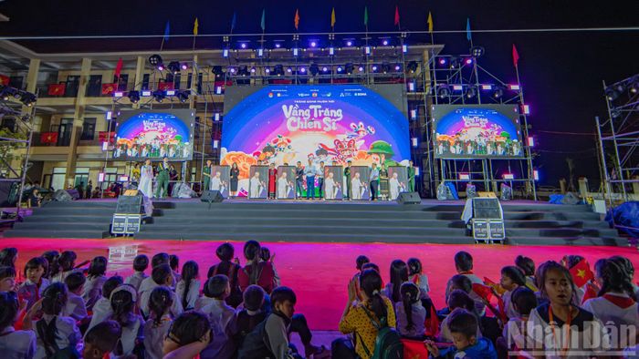 Đại diện Ban tổ chức và các nhà tài trợ trao tặng tivi, thiết bị giáo dục và nhiều phần quà ý nghĩa cho Ban Giám hiệu 6 trường học, góp phần san sẻ khó khăn, nâng cao chất lượng dạy và học nơi vùng sâu.
