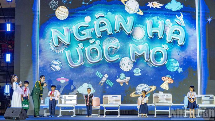 Ước mơ có những bộ bàn ghế chắc chắn để phục vụ cho việc học tập cũng được thực hiện ngay tại chương trình.
