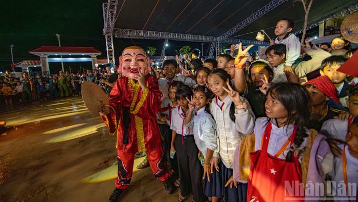 Kết thúc chương trình, tiết mục múa lân đã diễn ra bên ngọn lửa truyền thống ấm áp của đồng bào vùng cao Đà Nẵng.
