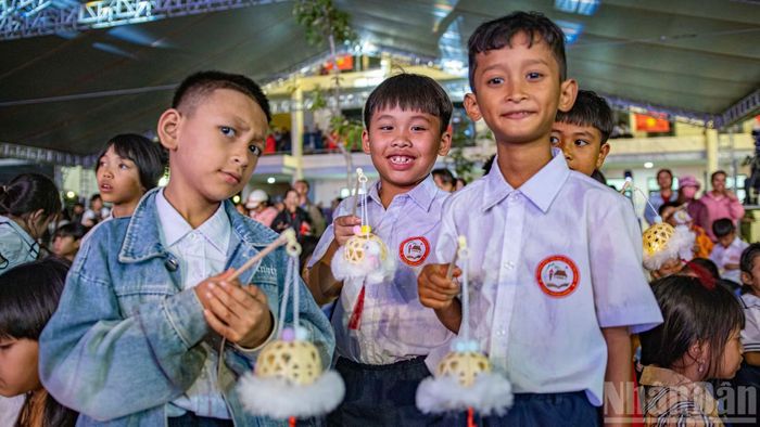 Một nhóm học sinh rất phấn khích sau khi được tặng những chiếc đèn lồng xinh xắn.