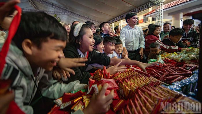 Ban tổ chức đã chuẩn bị những mâm bánh, mứt, kẹo... rực rỡ sắc màu để niềm vui phá cỗ trọn vẹn.