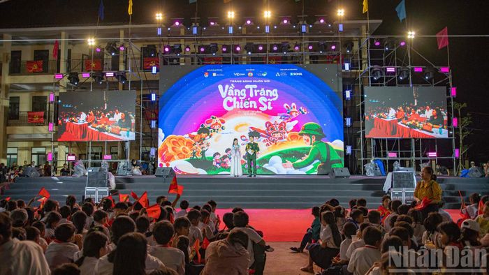 Hơn 1600 đại biểu là cán bộ, chiến sĩ, giáo viên, học sinh và nhân dân trên địa bàn 6 xã: Tây Giang, Đắc Pring, La Êê, La Dêê, Hùng Sơn và A Vương đã có mặt tại Trường phổ thông nội trú tiểu học và trung học cơ sở Tây Giang để đón một Trung thu sớm rộn ràng và ấm áp.