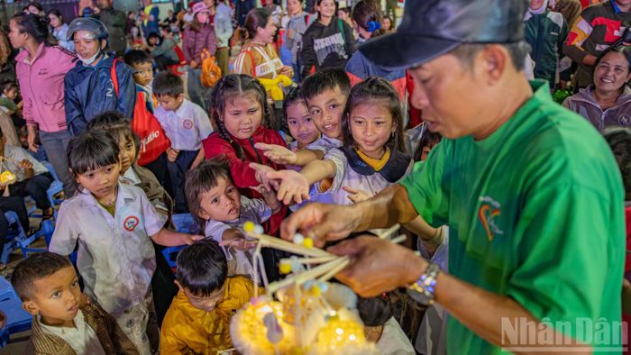 Cũng trong "đêm Trung thu sớm", nhiều hoạt động vui chơi đã diễn ra sôi nổi.