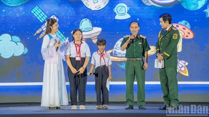 Những ước mơ được ghi nhận từ những lá thư, những đoạn clip ngắn... Có những ước mơ rất giản dị như: Ước mơ được một lần tới thăm Quân khu 5 và trung tâm thành phố Đà Nẵng. (Trong ảnh: Thiếu tướng Đoàn Văn Nhất - Phó Chủ nhiệm Chính trị Quân Khu 5 lắng nghe và ngay lập tức "chắp cánh" cho ước mơ ấy).