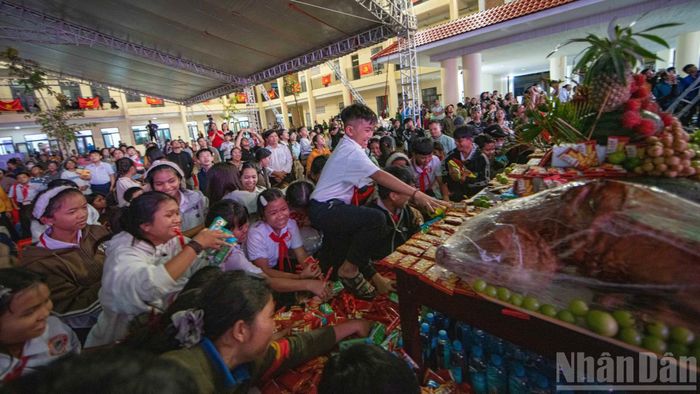 Các em nhỏ tưng bừng phá cỗ.