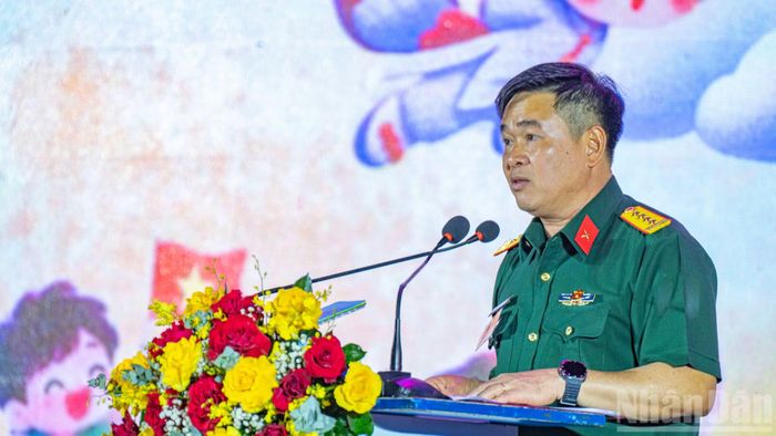 Đại tá Nguyễn Văn Hưng, Chính ủy Bộ Chỉ huy quân sự thành phố Đà Nẵng phát biểu tại chương trình.