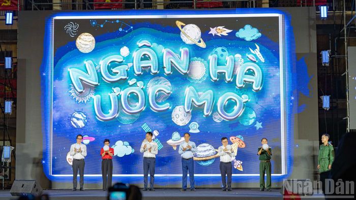  Các đại biểu thực hiện nghi thức thắp sáng "Ngân hà ước mơ". 