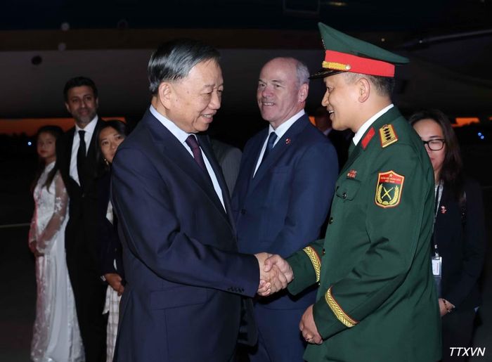 Cán bộ, nhân viên Đại sứ quán Việt Nam tại Canada đón Tổng Bí thư, Chủ tịch nước Tô Lâm tại sân bay quốc tế Ottawa Mcdonald-Cartier. (Ảnh: Thống Nhất/TTXVN)