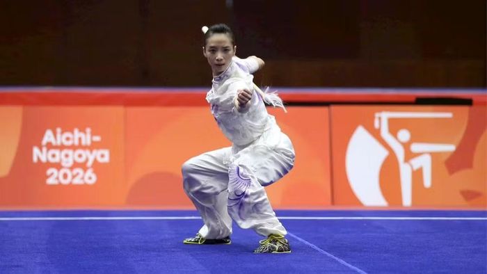 Võ sĩ Dương Thúy Vi trong bài thi đoạt Huy chương đồng môn wushu. (Ảnh: BÙI LƯỢNG)