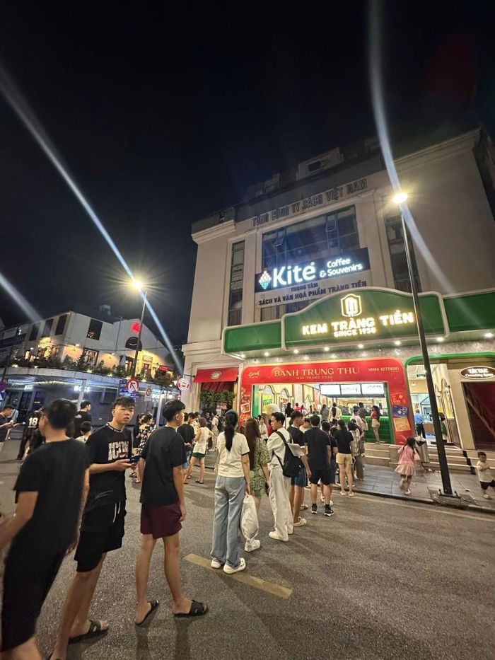 Không khí nhộn nhịp, tấp nập khách hàng đổ về Flagship Store 44 Tràng Tiền. (Ảnh: Công ty Cổ phần Kem Tràng Tiền)