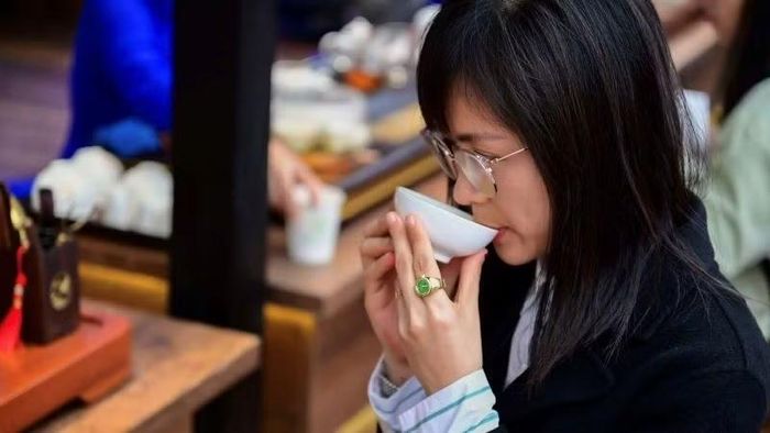 Dịch vụ thưởng trà, chữa bệnh bằng y học cổ truyền, chăm sóc sau điều trị... cũng là một trong những thế mạnh của Huế. (Ảnh: H. Hải)