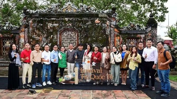 Hoạt động tham quan, trải nghiệm văn hóa và ẩm thực Huế tại Đại Nội. (Ảnh: H. Hải)
