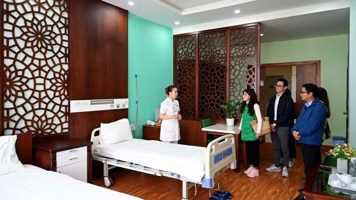 Các đơn vị lữ hành khảo sát dịch vụ khám, chữa bệnh và chăm sóc sức khỏe tại Bệnh viện quốc tế Trung ương Huế. (Ảnh: H. Hải)