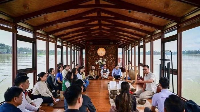 Ngành du lịch Huế tổ chức Chương trình khảo sát các sản phẩm du lịch chăm sóc sức khỏe trên địa bàn thành phố để định hướng khai thác, quảng bá, phát triển loại hình sản phẩm du lịch này trong thời gian tới. (Ảnh: H. Hải)