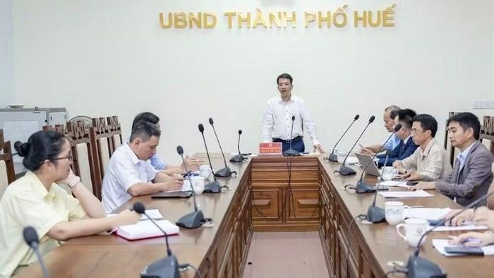 Phó Chủ tịch Ủy ban nhân dân thành phố Trần Hữu Thùy Giang chủ trì cuộc họp về Đề án “Phát triển du lịch y tế trên địa bàn thành phố Huế giai đoạn 2026-2030, định hướng đến năm 2035”. (Ảnh: Lê Hoàng)