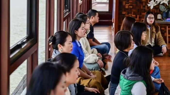 Trải nghiệm sản phẩm thiền chuông trên sông Hương. (Ảnh: H. Hải)