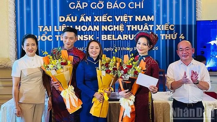 Phó Giám đốc Sở Văn hóa và Thể thao Thành phố Nguyễn Thị Thanh Thúy tặng hoa chúc mừng Nghệ sĩ Nhân dân Lưu Thị Bích Liên và 2 nghệ sĩ Thanh Hoa, Hiển Phước. (Ảnh: LINH BẢO)