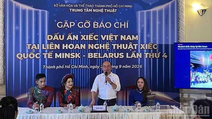 Ông Lê Hồng Sơn, Giám đốc Trung tâm Nghệ thuật Thành phố, thông tin về kết quả liên hoan. (Ảnh: LINH BẢO)
