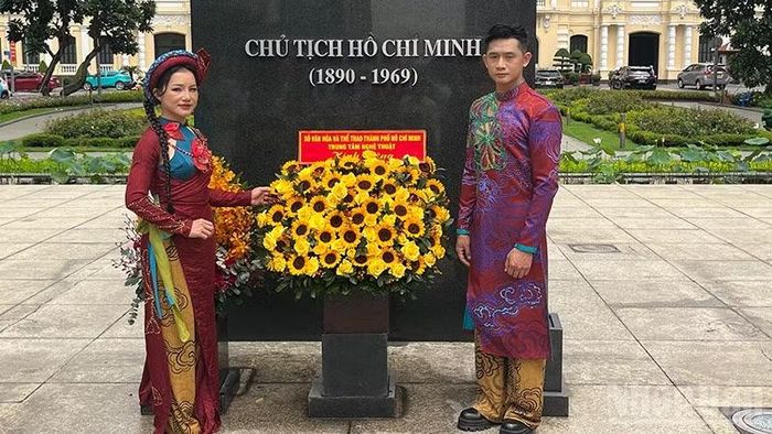 Hai nghệ sĩ Thanh Hoa và Hiển Phước bên Tượng đài Chủ tịch Hồ Chí Minh. (Ảnh: LINH BẢO)