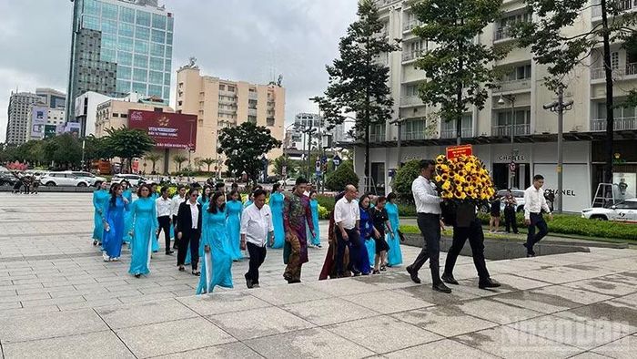 Trung tâm Nghệ thuật Thành phố dâng hoa báo công tại Công viên Tượng đài Chủ tịch Hồ Chí Minh. (Ảnh: LINH BẢO)