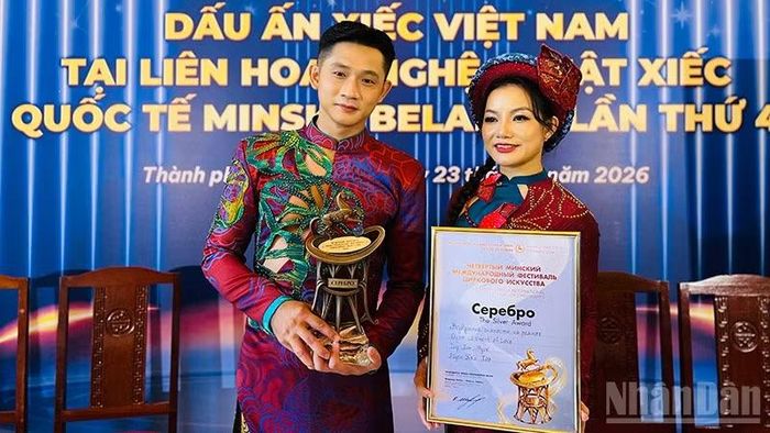 Hai nghệ sĩ Thanh Hoa, Hiển Phước cùng chiếc cúp và chứng nhận giải Bạc liên hoan. (Ảnh: LINH BẢO)