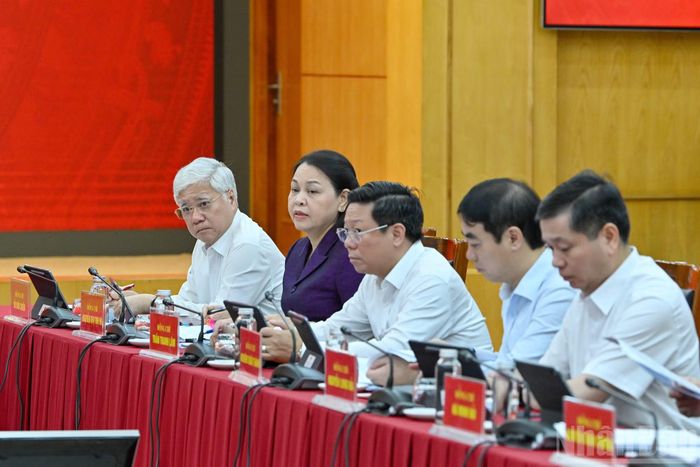 Phó Chủ tịch Thường trực Quốc hội Đỗ Văn Chiến cùng các đại biểu tham dự phiên họp.