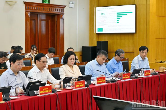 Trưởng Ban Tổ chức Trung ương Nguyễn Duy Ngọc cùng các đại biểu dự phiên họp.