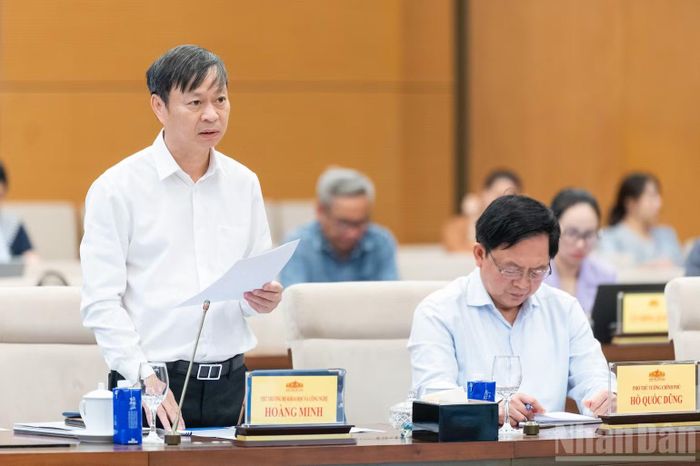 Thứ trưởng Bộ Khoa học và Công nghệ Hoàng Minh trình bày tờ trình của Chính phủ. (Ảnh: DUY LINH)