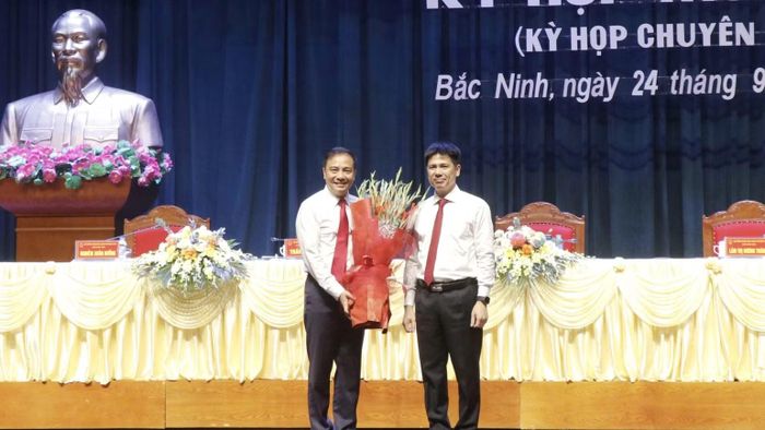 Lãnh đạo Đại học Quốc gia Hà Nội tặng hoa Tân Phó Chủ tịch Ủy ban nhân dân thành phố Bắc Ninh. (Ảnh: A.T)