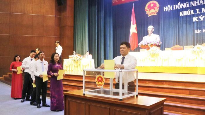 Các đại biểu tiến hành bỏ phiếu. (Ảnh: A.T)
