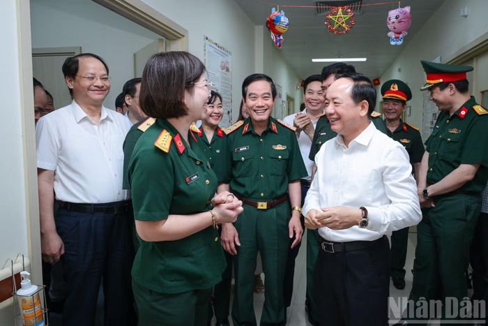 Đồng chí Trịnh Văn Quyết động viên đội ngũ y bác sĩ tại khoa Nhi, Bệnh viện Quân y 103.