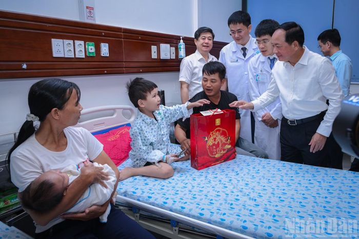 Trong dịp này đồng chí Trịnh Văn Quyết đến thăm, động viên các bệnh nhi đang chữa bệnh dài hạn tại Bệnh viện Nhi Hà Nội.