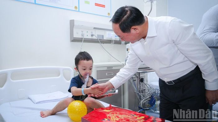 Trưởng ban Tuyên giáo Trung ương thăm các bệnh nhi đang điều trị dài hạn tại Viện Quân y 103 nhân dịp Tết Trung thu.