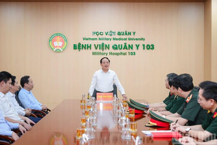 Trưởng ban Tuyên giáo Trung ương Trịnh Văn Quyết đến thăm các y, bác sĩ tại Bệnh viện Quân y 103.