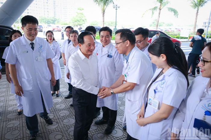 Trưởng ban Tuyên giáo Trung ương Trịnh Văn Quyết cùng các cán bộ, thầy thuốc Bệnh viện Nhi Hà Nội.