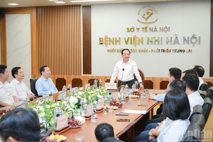 Trưởng ban Tuyên giáo Trung ương Trịnh Văn Quyết phát biểu động viên đội ngũ bác sĩ Bệnh viện Nhi Hà Nội.