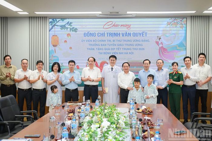 Trưởng ban Tuyên giáo Trung ương Trịnh Văn Quyết với bác sĩ tại Bệnh viện Nhi Hà Nội.