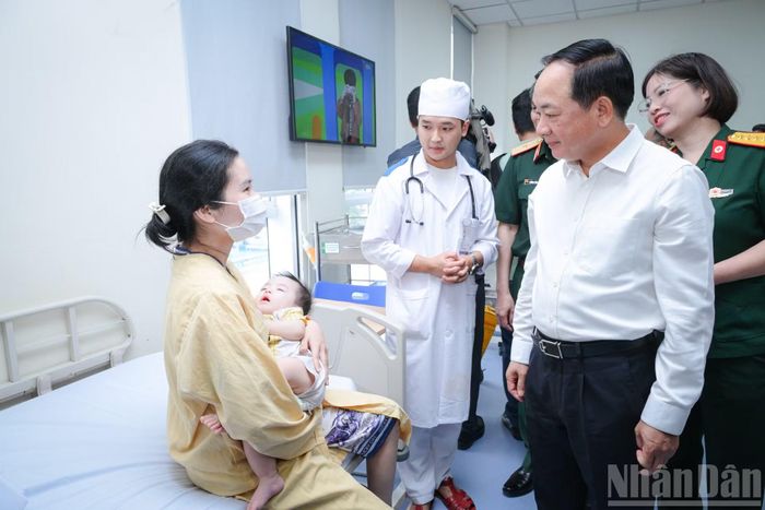 Những món quà Trung Thu của lãnh đạo Đảng, Nhà nước trao tặng là nguồn động viên tinh thần đối với các bệnh nhi và gia đình, tiếp thêm nghị lực để các cháu vượt qua bệnh tật.