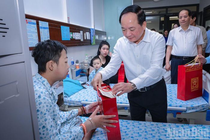Đồng chí Trịnh Văn Quyết ân cần thăm hỏi các bệnh nhân đang điều trị tại đây.