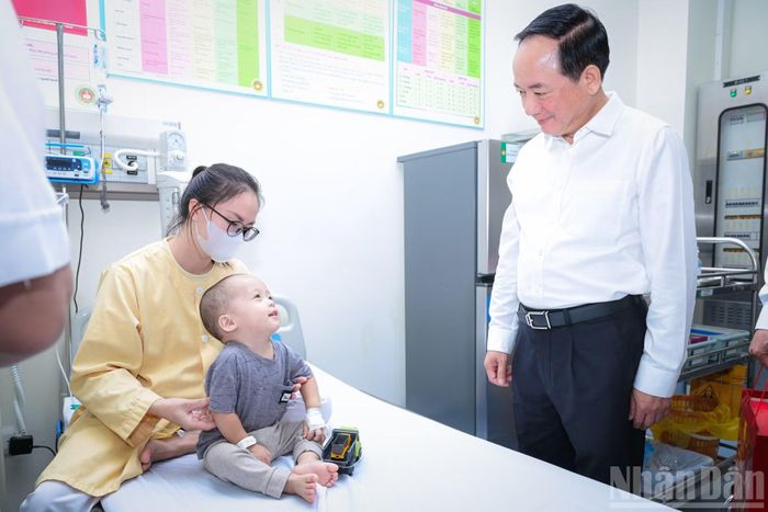 Trưởng ban Tuyên giáo Trung ương Trịnh Văn Quyết đến thăm các bệnh nhân tại khoa Nhi, Bệnh viện Quân y 103.