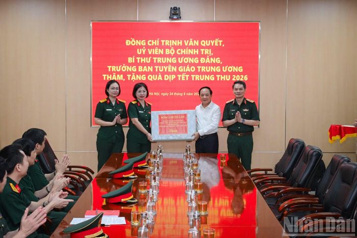 Thay mặt Lãnh đạo Đảng, Nhà nước đồng chí Trịnh Văn Quyết trao quà của Tổng Bí thư, Chủ tịch nước Tô Lâm đến Khoa Nhi bệnh viện Quân y 103.