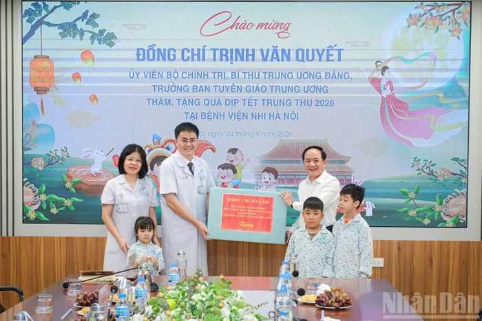 Thay mặt Lãnh đạo Đảng, Nhà nước đồng chí Trịnh Văn Quyết trao quà của Tổng Bí thư, Chủ tịch nước Tô Lâm tặng Bệnh viện Nhi Hà Nội.